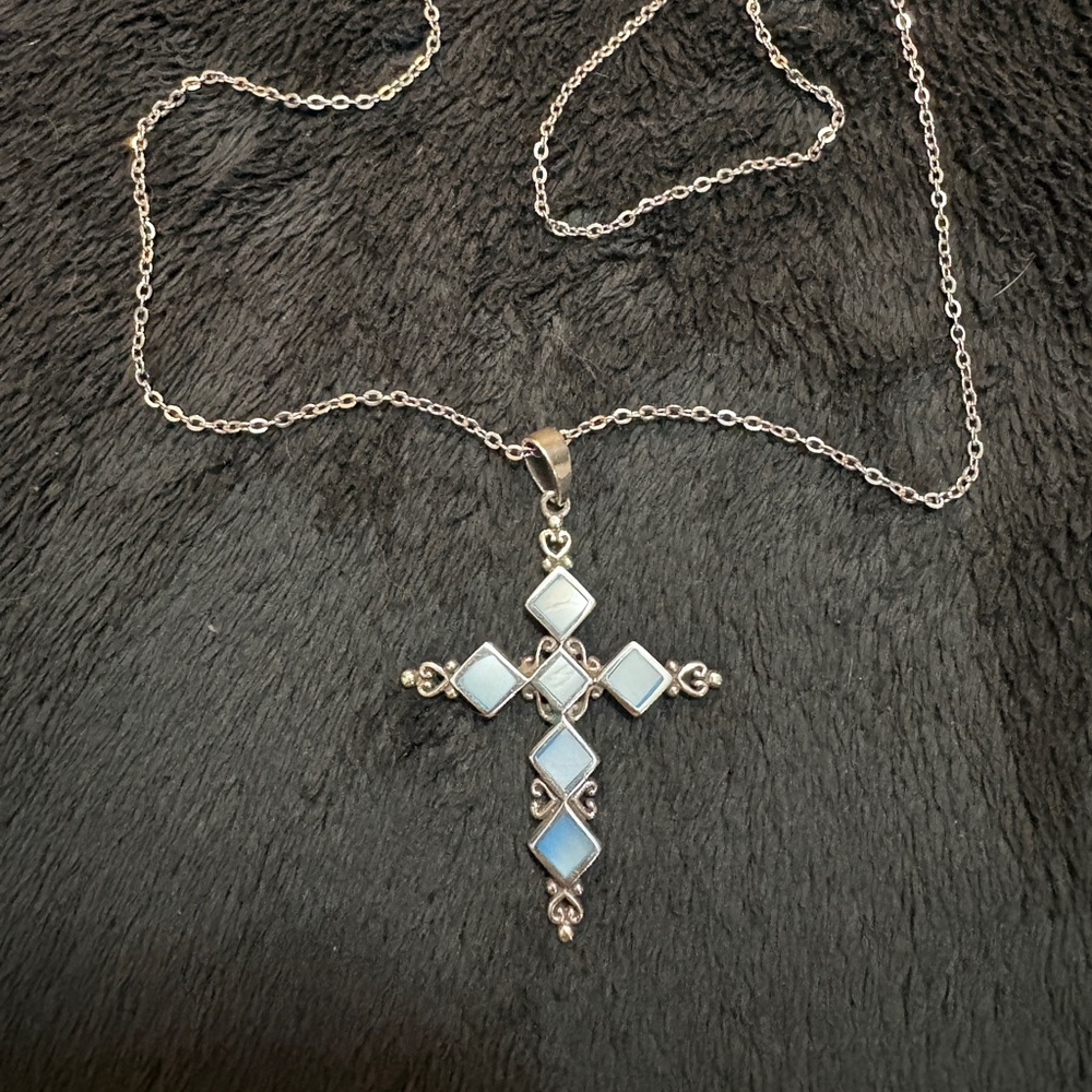 Cross, Silver 925, Mother of Pearl (blue) set in a Beautiful Filigree.
GORGEOUS!
